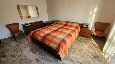 Letto e struttura comodini