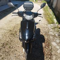 Moto pegout clic 