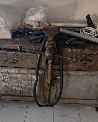 Banco da lavoro con morsa 