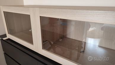 Pensile IKEA con ante di vetro