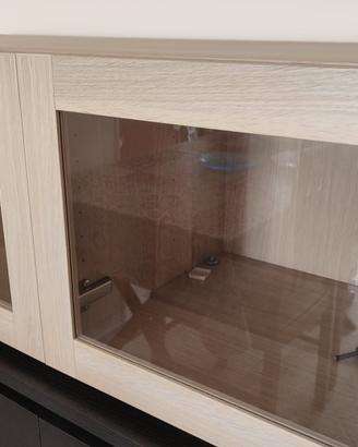 Pensile IKEA con ante di vetro