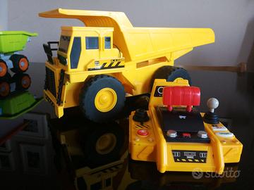 Camioncino giocattolo con ribalta e telecomando