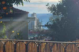 Casetta con piccolo giardino