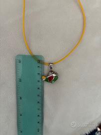 Collana in caucciù e pendente in argento e smalti