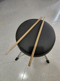 Sgabello batteria con bacchette 