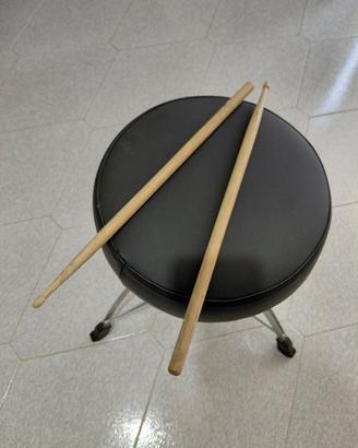 Sgabello batteria con bacchette 