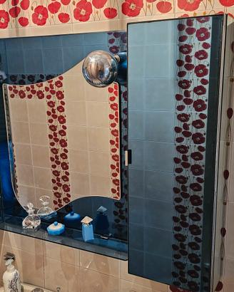 specchio bagno completo di accessori e lampadario 