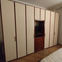 Armadio con vano TV e comodini coordinati