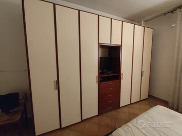 Armadio con vano TV e comodini coordinati