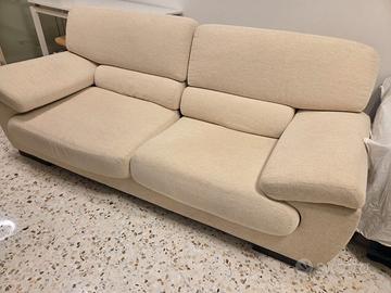 Divano 3 posti in tessuto sfoderabile.