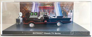 Batman Batmobile 1966 Diorama Batcaverna DC