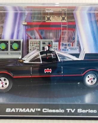 Batman Batmobile 1966 Diorama Batcaverna DC