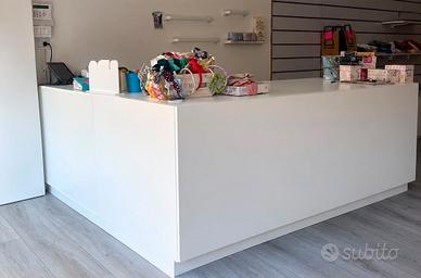 arredamento completo per negozio di abbigliamento