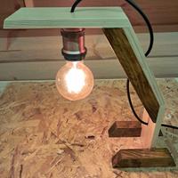 Lampada da tavolo in legno