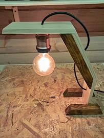 Lampada da tavolo in legno