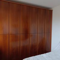Armadio da camera in legno di noce
