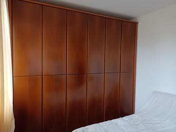 Armadio da camera in legno di noce