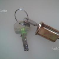Serratura STS cilindrica con chiave punzonata