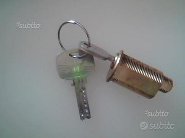 Serratura STS cilindrica con chiave punzonata