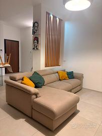 Divano con penisola grigio 263x153