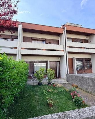 CURATA VILLASCHIERA DI CENTRO PERFETTA PER FAMI...