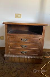 Coppia di comodini in legno massello