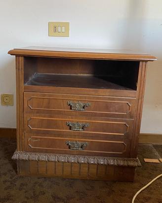 Coppia di comodini in legno massello