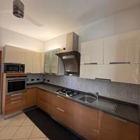 Cucina completa moderna con elettrodomestici