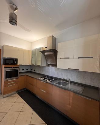 Cucina completa moderna con elettrodomestici
