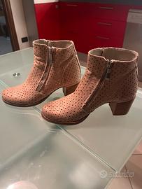 Stavetto con tacco in pelle