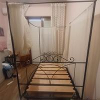 Letto a baldacchino in ferro battuto
