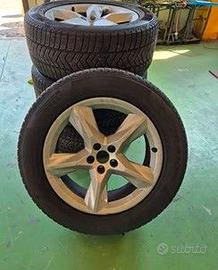 4 pneumatici Pirelli + 4 cerchi in lega