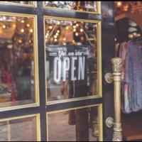 Locale vetrinato di 93mq e canna fumaria