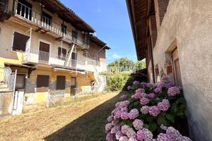 Casa indipendente a Caravino 4 locali