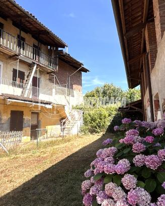 Casa indipendente a Caravino 4 locali