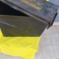 2 casse portamunizioni militari