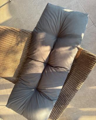 Divano in pallet con cuscini