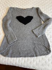 Ampio maglione grigio con cuore nero