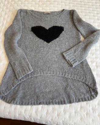Ampio maglione grigio con cuore nero
