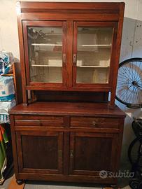Credenza in legno massello restaurata con vetrina 