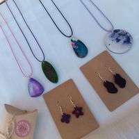 Collane e orecchini in resina