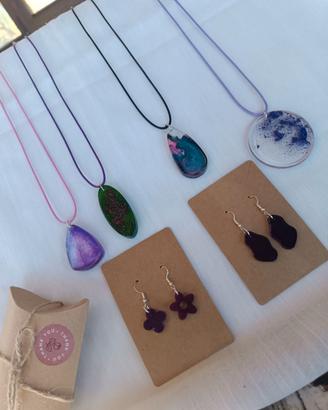 Collane e orecchini in resina