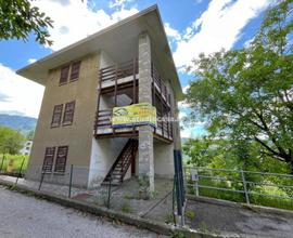 VANZA: CASA SINGOLA CON AMPI TERRENI