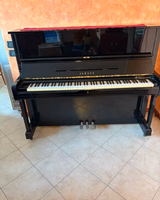 Pianoforte Verticale Yamaha – Nero Lucido 