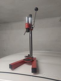 Tappatrice per tappi a corona