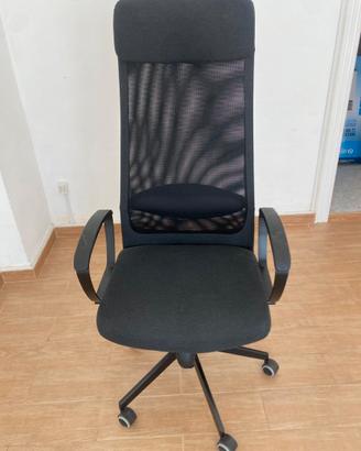 Sedia da ufficio ergonomica con schienale alto.