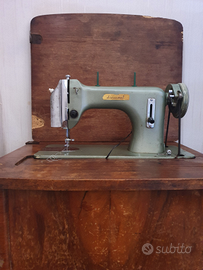 Macchina da cucire antica