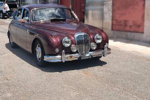 Jaguar /daimler saloon v8 250