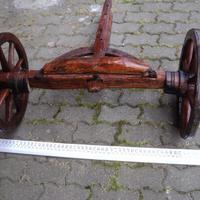 Asse antico in legno in legno con ruote depoca