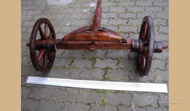 Asse antico in legno in legno con ruote depoca